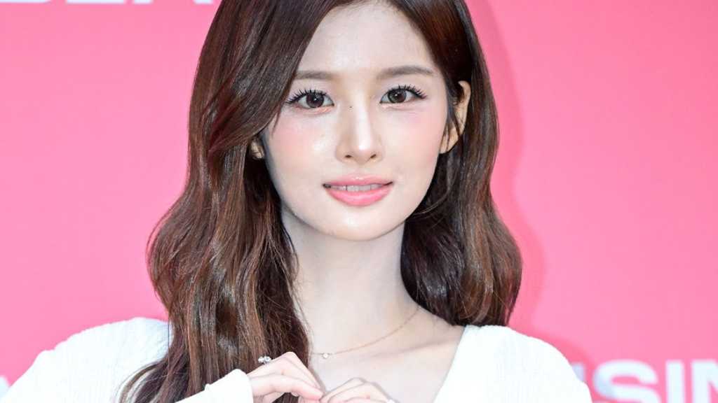 NMIXX’s Sullyoon denied plastic surgery rumors on a variety show, shared a secret about eating rose tteokbokki, and joked about her eyes.