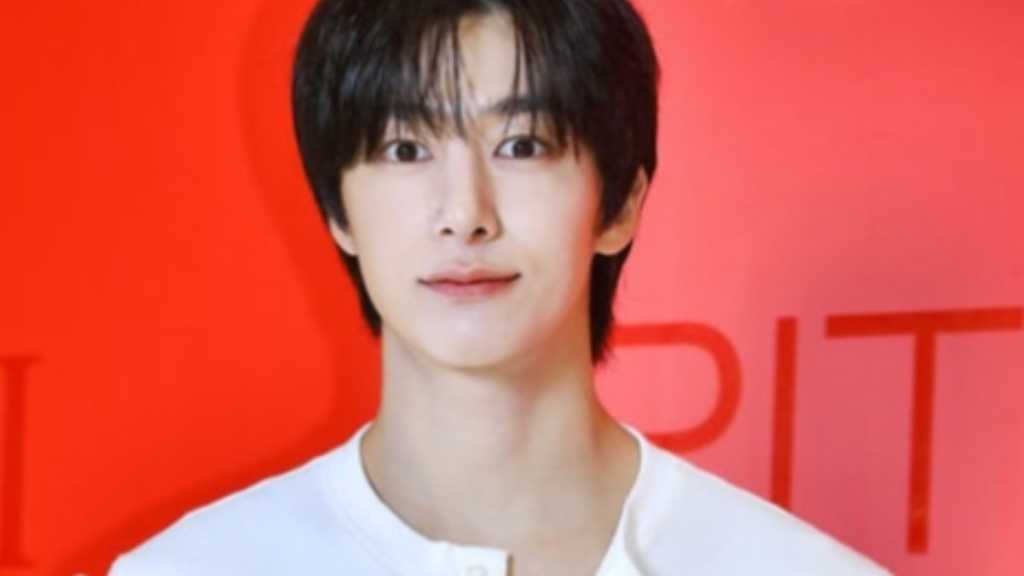 SK-II opened a pop-up store in Seoul, attended by MONSTA X's Hyungwon, actress Moon Gayoung, and other celebrities.