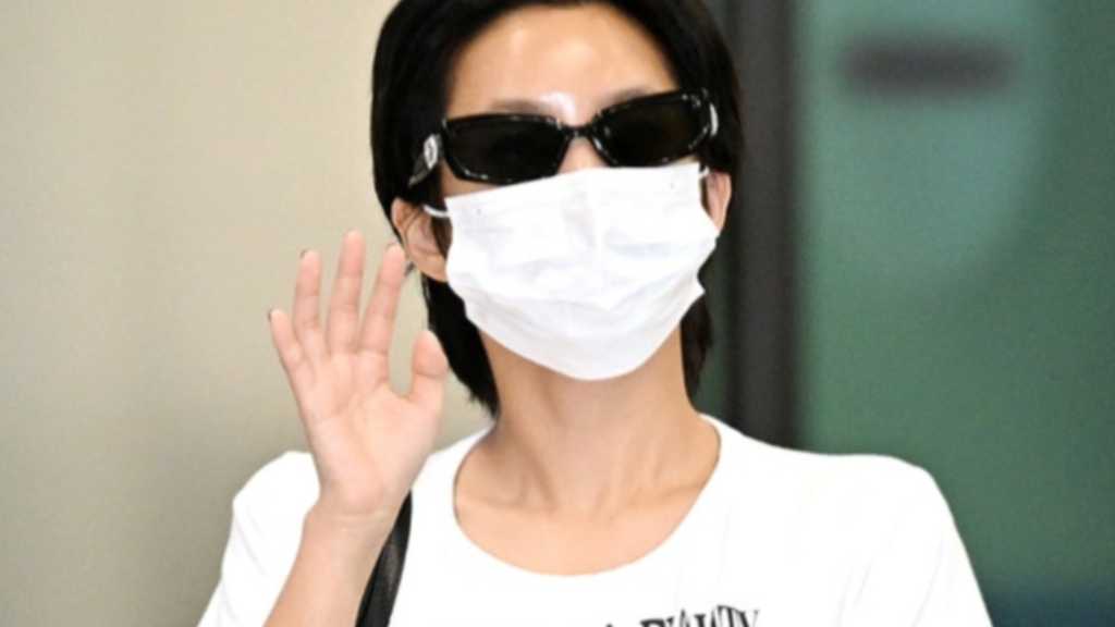 i-dle's Soyeon and Miyeon returned to Korea after performing at the 2025 TME Live International Music Awards in China.