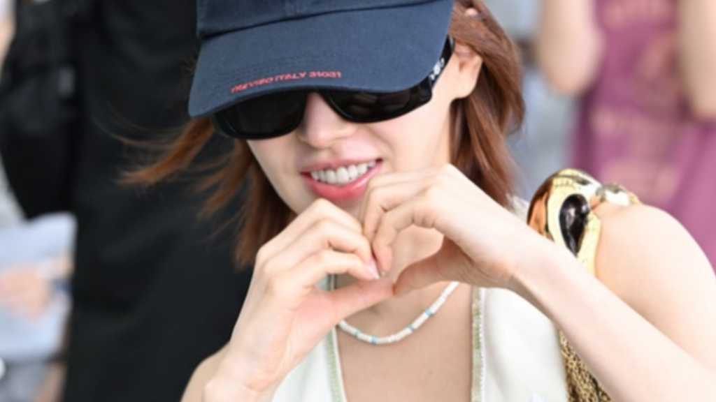Wendy from Red Velvet departs Incheon Airport for a fan meeting. She will perform at 'SM CLASSICS LIVE' and hints at a solo comeback.