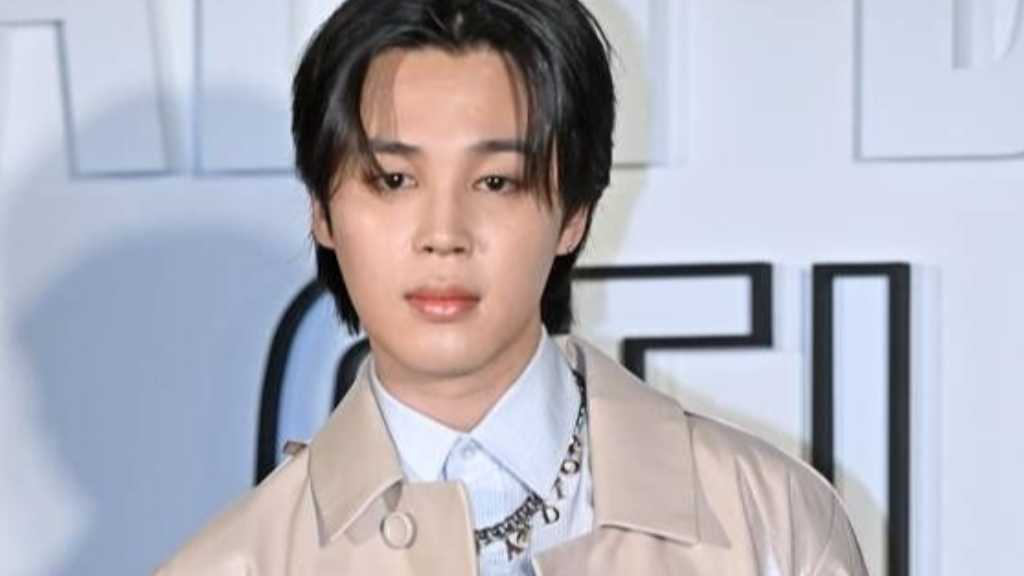 BTSのジミンが金髪にイメチェンし、ファンから絶賛される。来年春に完全体でカムバック予定。