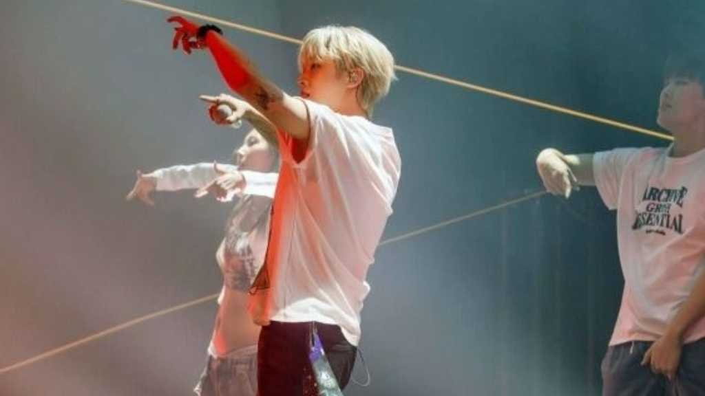 Jinhan of iKON concluded his Seoul tour with a stunning performance, showcasing his solo hits and engaging with fans throughout the show.