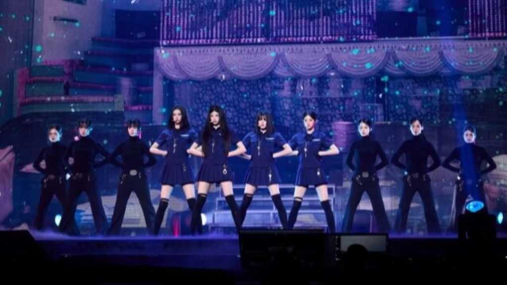 ILLITがアンコール公演で新曲「You're Under Arrest」を先行披露。活動休止中のモカも参加し、5人の絆を見せた。