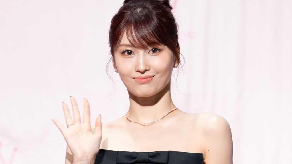 Momo from TWICE appeared at the Wonjungyo event, showcasing new products and sharing makeup tips while collaborating with Chibi Maruko-chan.