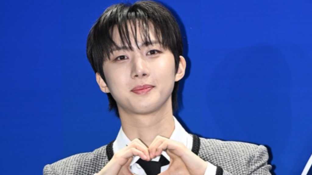 2026 F/W Seoul Fashion Week kicks off at DDP with stars like PENTAGON's Hui and Rocket Punch's Suyun attending the opening show.