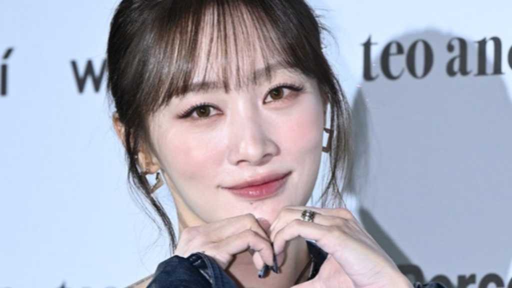 Nicole, Lee Gikwang, Lee Jinhyuk, and other stars attended the opening RE RHEE show at the 2027 S/S Seoul Fashion Week in Seoul.