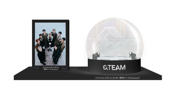 &TEAM、公式ペンライトを模した約3mの巨大スノードームが渋谷に登場！12月18日より期間限定で集合ビジュアルも設置 - Kstyle