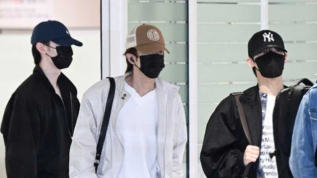 ENHYPEN arrives in Korea after completing their overseas schedule. They are set to start a world tour with a vampire theme.