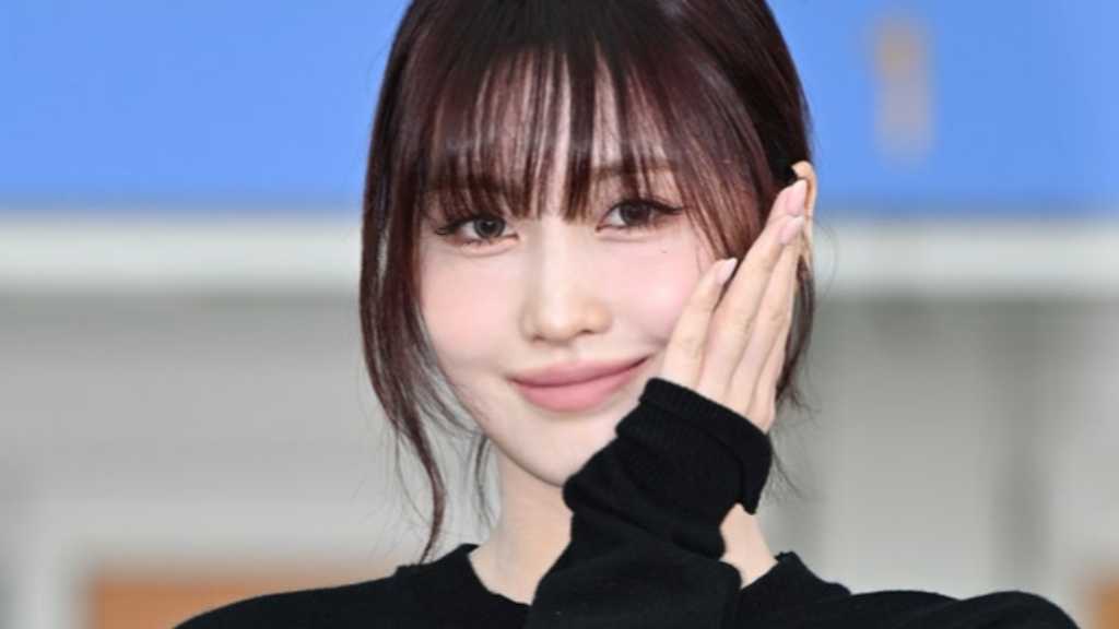 TWICEのモモが仁川空港からイタリアへ出国。全員での日本バラエティ初出演や、5人のロケも話題に。