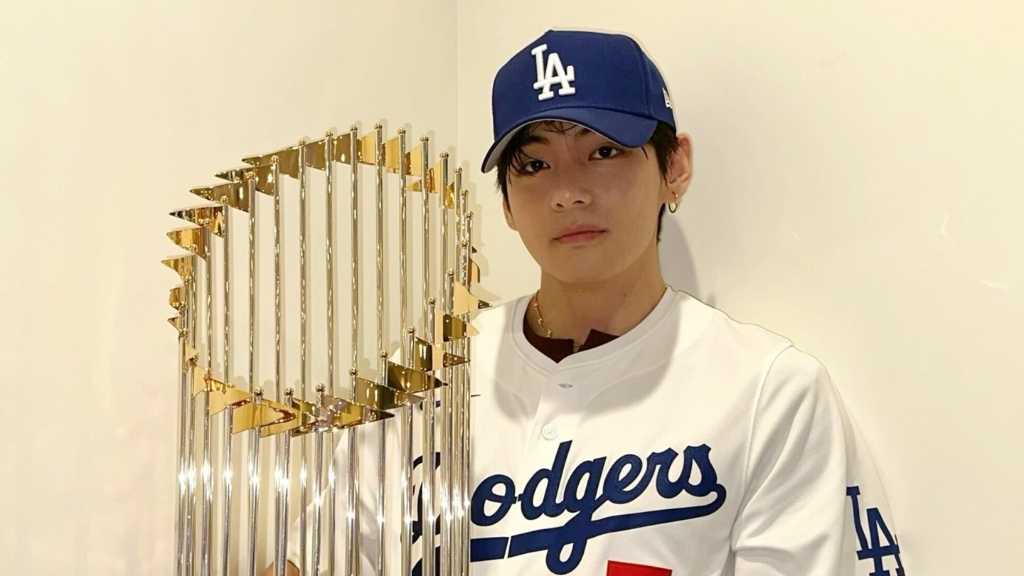 BTSのVがドジャースタジアムで始球式を行い、観客を魅了。彼の登場でチケット販売が急増し、グローバルな存在感を再確認。