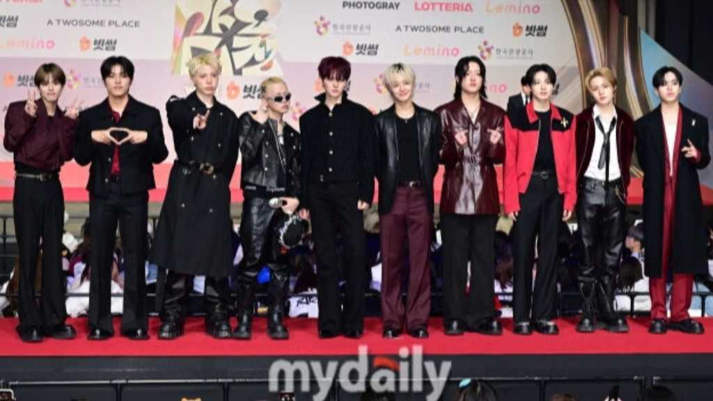 TREASUREが「2025 SBS歌謡大典」のレッドカーペットに登場。多くの人気アーティストが出演する豪華なイベント。