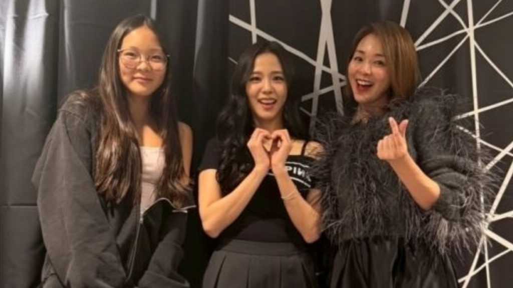 SHIHOとサランちゃんがBLACKPINKのコンサートを観覧し、記念ショットを公開。サランちゃんの身長が注目され、ネットで話題に。