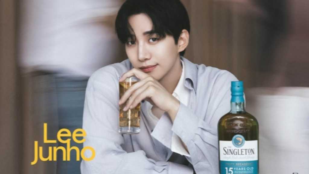 2PMのジュノがウイスキーブランド「Singleton」の初のアンバサダーに就任し、グラビアを公開。ウイスキーへの愛情やキャラクターとの関連を語った。