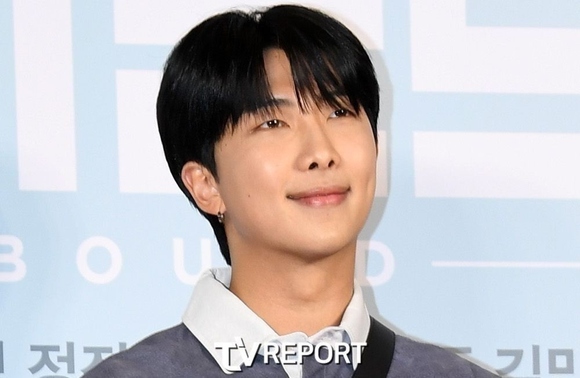 入隊中”BTSのRM、仲間たちと除雪作業…旧正月を迎えファンに近況を報告 