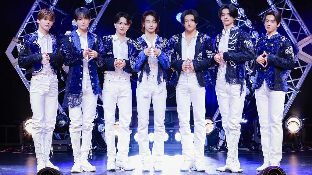 aoenが結成1周年を記念し、47都道府県ツアーを開始。東京ガーデンシアターでの追加公演も発表。ファンとの絆を深めるパフォーマンスが展開された。