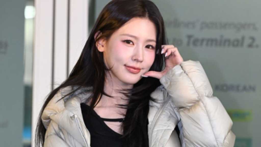 i-dle's Miyeon left for an overseas schedule. She expresses interest in acting and will collaborate with Sato Takeru in Seoul.