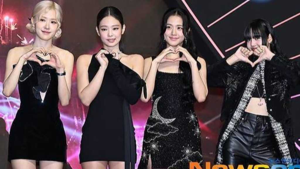 BLACKPINKとたまごっちがコラボし、12月23日に「BLACKPINKオリジナルたまごっち」を先行販売。希少性を重視したコレクタブルデバイス。