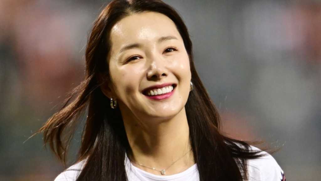 So Hyun appeared at the KBO League game on the 25th, throwing the first pitch and participating in various events with EXO's Xiumin.