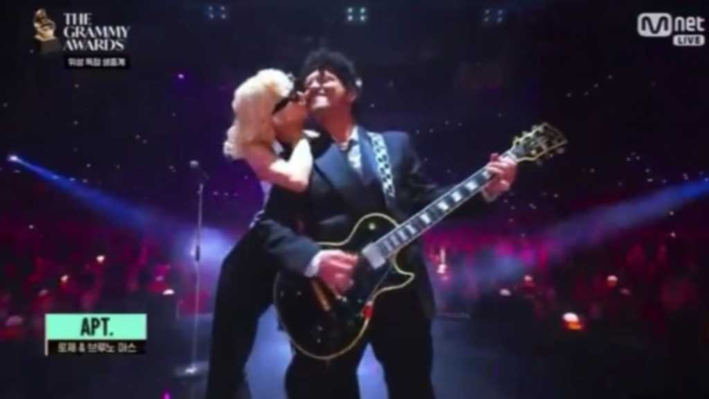 BLACKPINKのロゼがグラミー賞でブルーノ・マーズと共演し、注目のオープニングパフォーマンスを披露した。