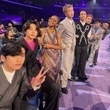 BTS（防弾少年団）、ショーン・ストックマンら豪華スターと「AMAs」記念ショット続々！会場では大歓声も