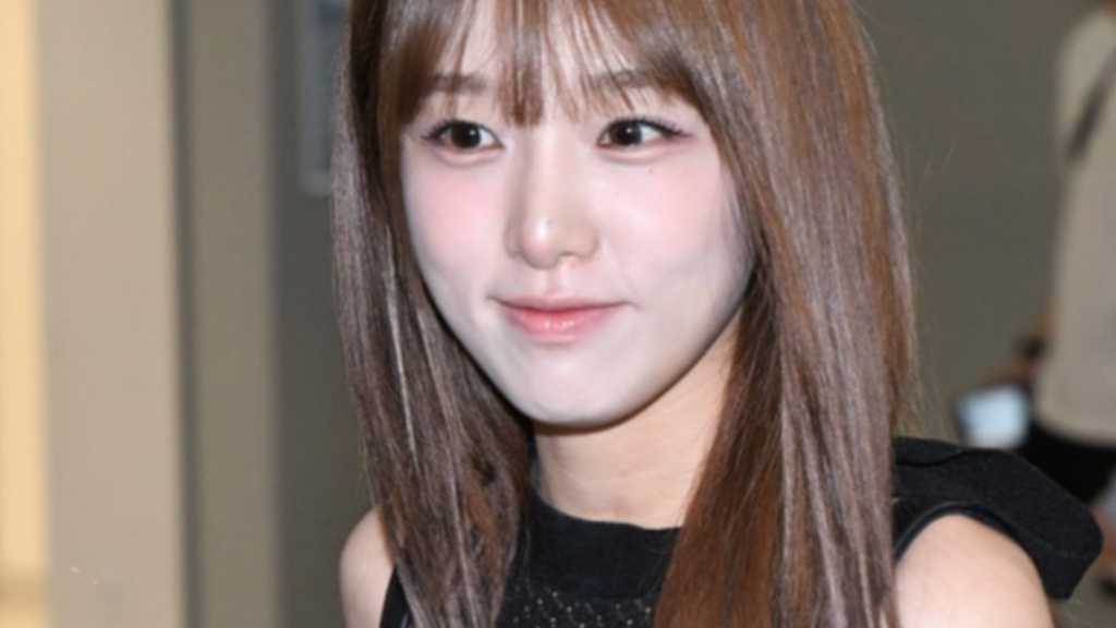 Yena from IZ*ONE departs for China. She expresses excitement over her collaboration with manga artist Arina Tanemura. Fans rejoice!
