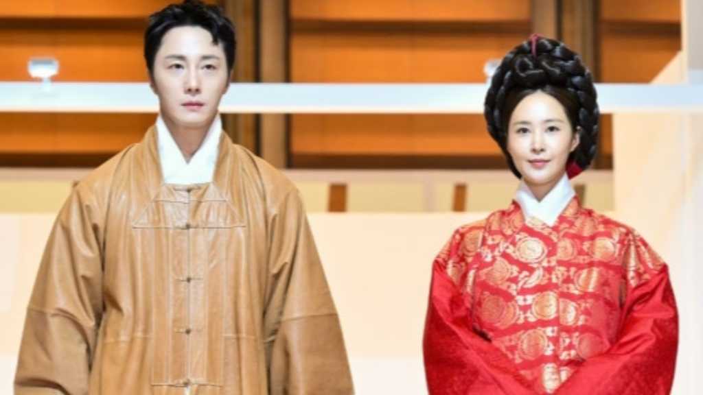 少女時代のユリとチョン・イルが韓服ファッションショーに出席し、ドラマ共演者としてファンを喜ばせた。