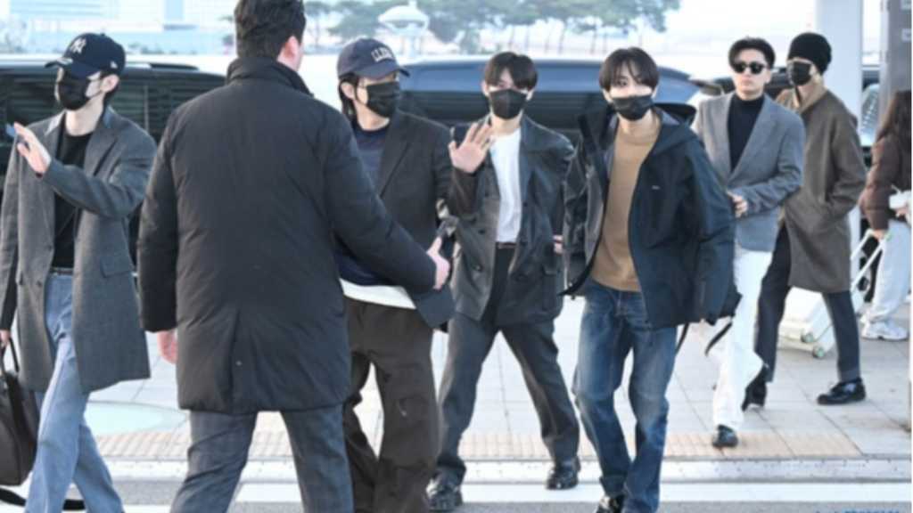 ENHYPEN flew to Hong Kong for the 2025 MAMA AWARDS. A special program will air on November 27, with live streaming on TELASA.