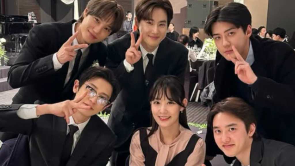 元アナウンサーのパク・ユラが弟のチャンヨルらEXOメンバーとの結婚式での写真を公開し、ファンから祝福の声が寄せられた。
