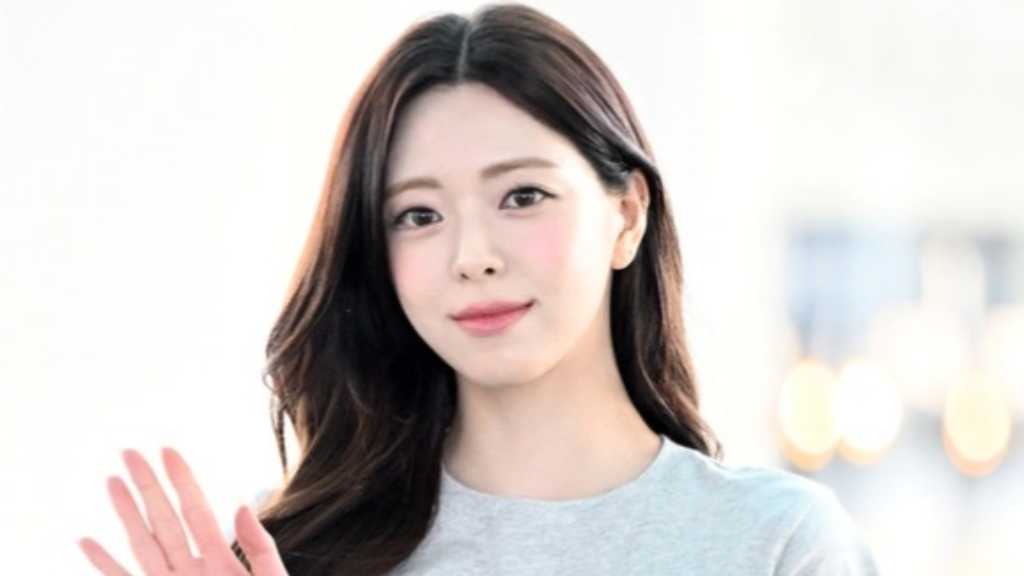 On the morning of the 25th, ITZY's Yuna departed for China via Incheon International Airport for a fan signing event.