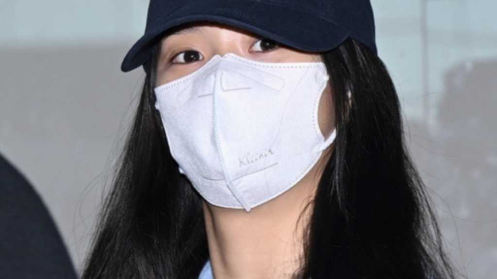 Jisoo of BLACKPINK departs for Budapest via Incheon Airport for an overseas schedule. KenTaro Sakaguchi also mentioned in awards news.