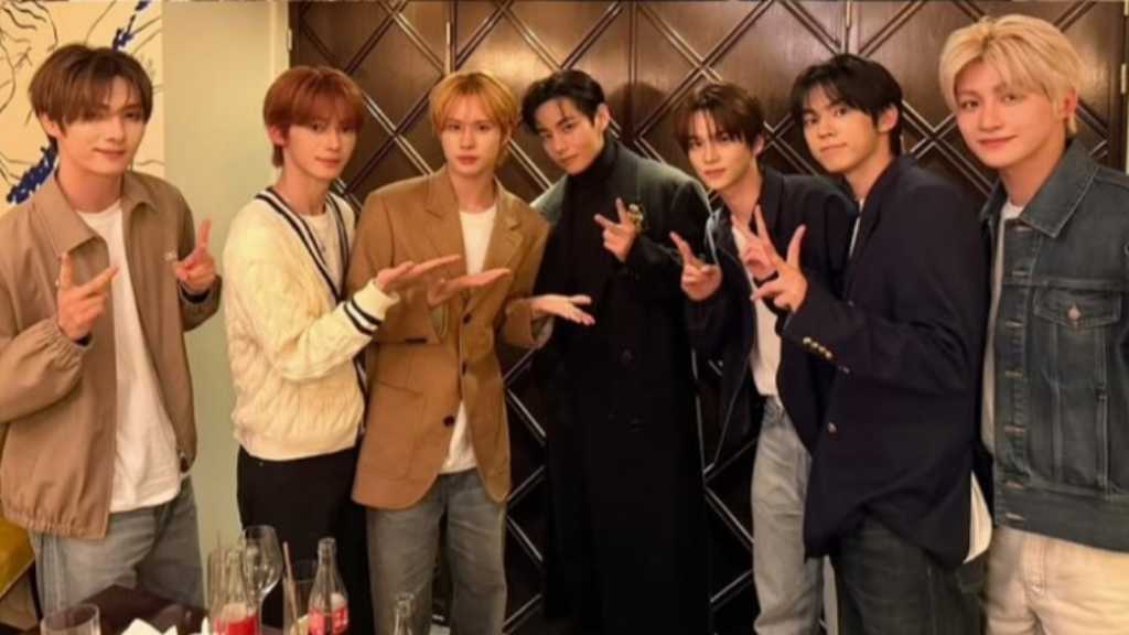 BTSのVが後輩TWSとファッションウィークで対面し、記念ショットを公開。TWSは新アルバムをリリース予定。
