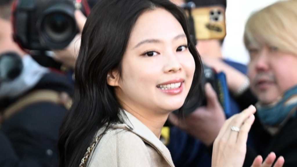 Jennie of BLACKPINK departs from Incheon Airport for Paris Fashion Week, while also donating 10 million yen to charity.