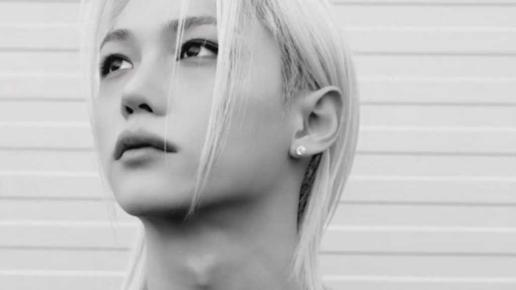 Stray Kids’ Felix released a cover of Kim Dong-ryul’s “Should I Say I Love You Again?” and drew over 1.45 million views.