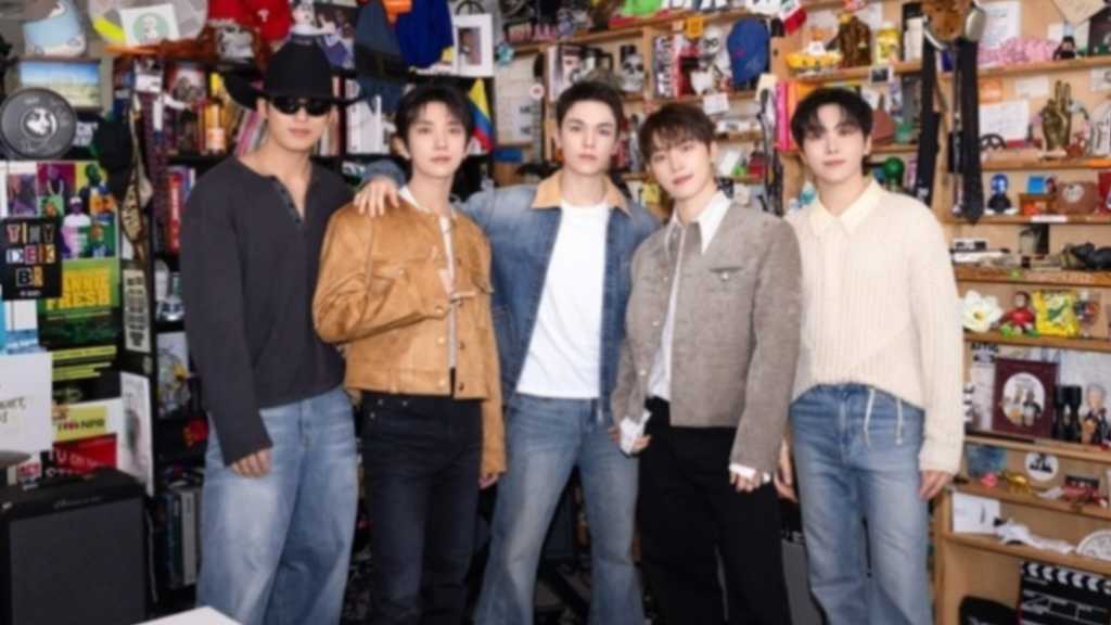 SEVENTEENがNPR Musicの「Tiny Desk」に出演し、約30分のライブを披露。多彩な曲で観客を魅了し、感謝の気持ちを伝えた。