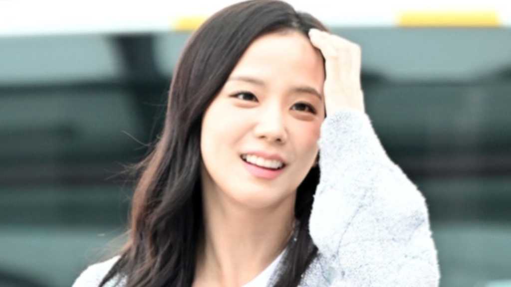 BLACKPINK’s Jisoo left through Incheon International Airport on the morning of the 25th for overseas schedules.