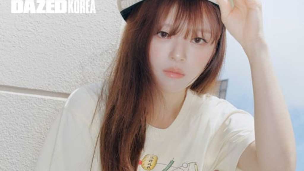 TWICEのジョンヨンがファッション誌「DAZED KOREA」のグラビアで健康的な姿を披露。彼女はクッシング症候群を克服し、自信に満ちた表情で注目を集めた。
