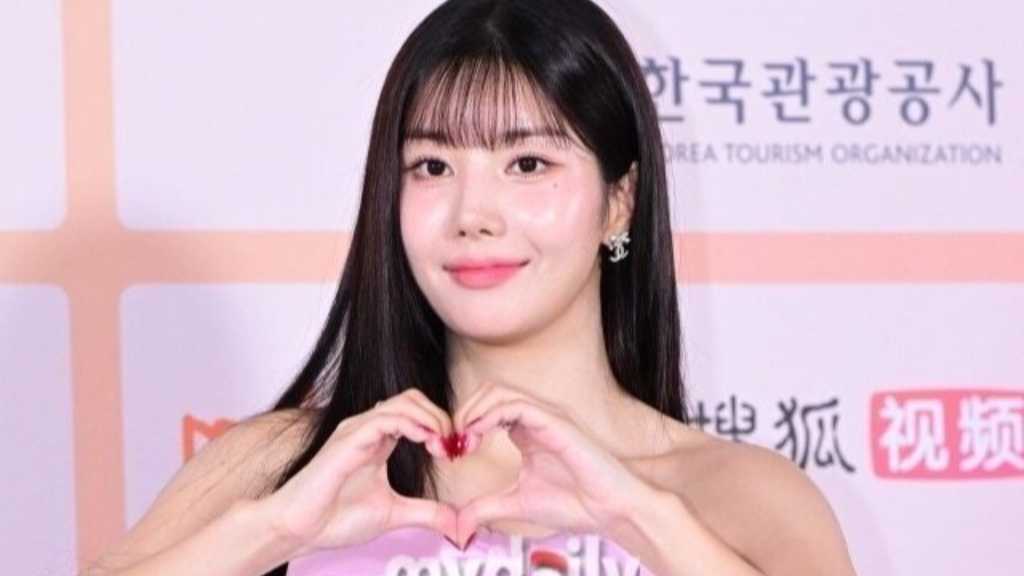 Former IZ*ONE member Kwon Eun-bi was involved in a minor car accident while traveling for her schedule, but said she was unhurt and will continue as planned.
