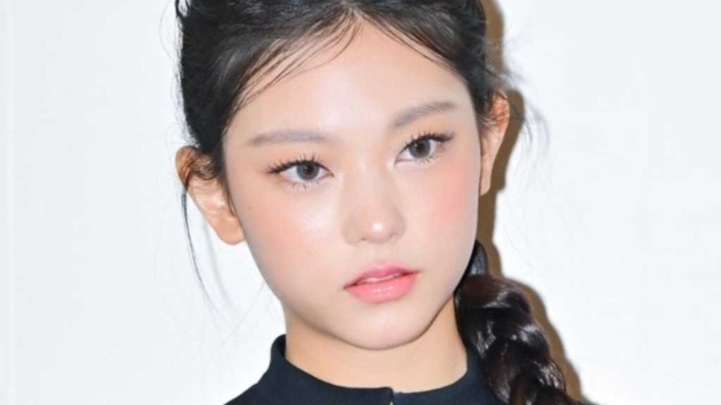 Hae-rin of NewJeans was seen at a dentist signing her album. Meanwhile, the group is currently on hiatus due to contract issues.