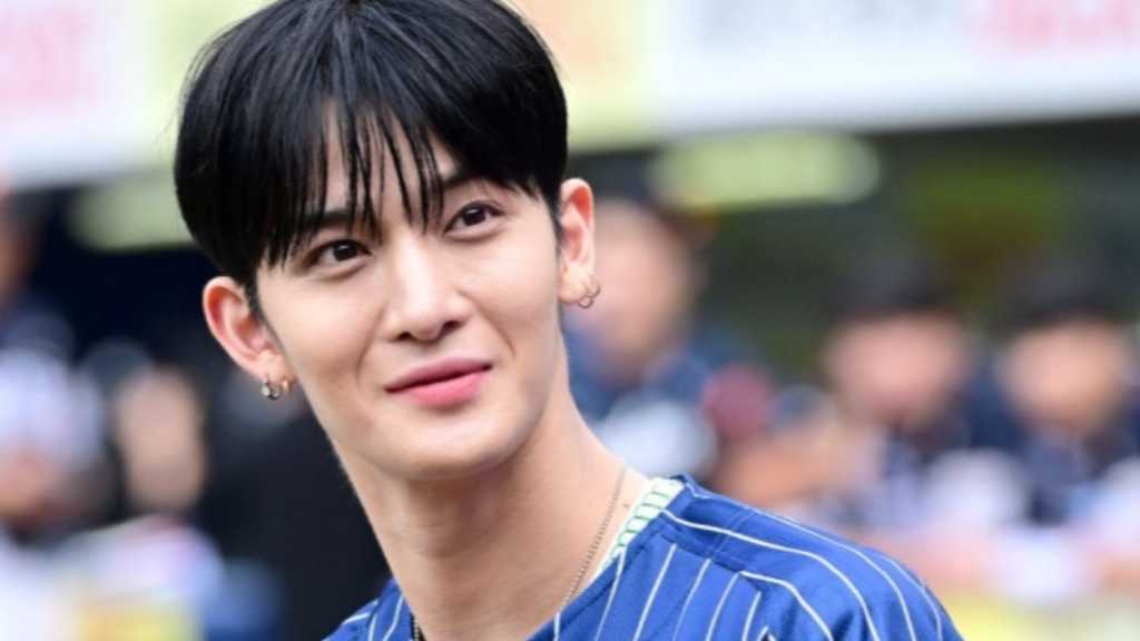 Former CIX member Be Jinyoung threw the first pitch at a KBO game. Wanna One members gathered to cover a hit song. New profile photo released.