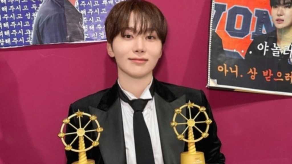 Seungkwan from SEVENTEEN wins 'Hot Issue Award' at MBC Entertainment Awards, showcasing his talent and love for volleyball.