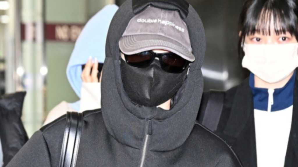 aespa arrives in Korea after their debut at the NHK Red and White Song Festival, performing their hit song 'Whiplash.'