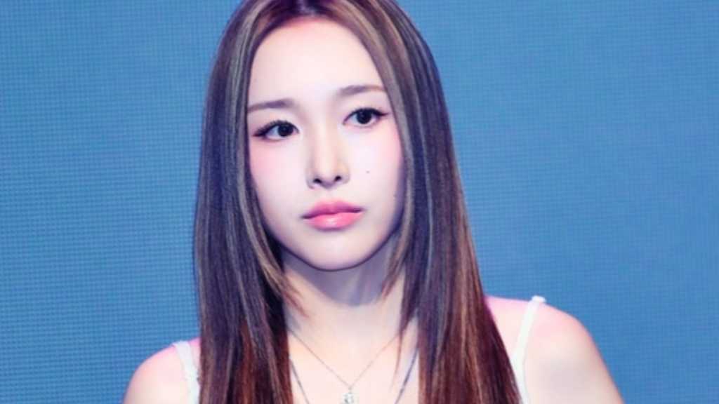 Min Ji-eun's first EP 'Pink, then grey' reflects love's emotions. She hopes to collaborate with NCT's Mark for great chemistry.