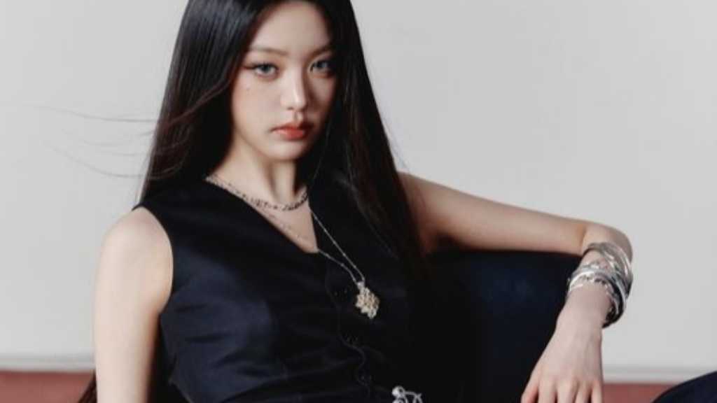 IVE showcases new visuals for their upcoming 4th mini-album 'IVE SECRET,' enhancing anticipation for their comeback on the 25th.