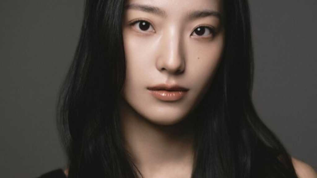 Lee Serom from fromis_9 signs with 333 to pursue acting, promising to showcase her talents in various fields with their support.