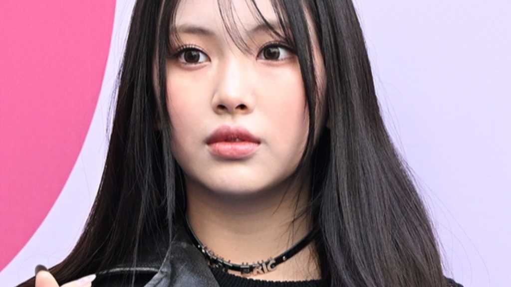 NewJeansのヘインが誕生日イベントで涙を見せ、ファンの愛に感謝。メンバーの復帰や法的問題も話題に。