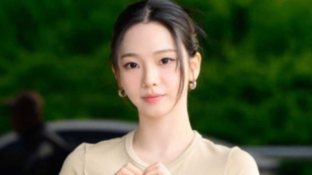 aespa's KARINA departs from Gimpo Airport for overseas schedule, confirmed to appear at WATERBOMB for the second consecutive year.