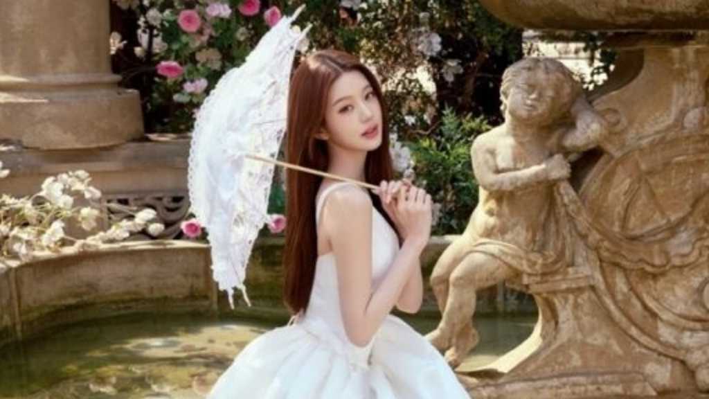 IVEのウォニョンがファッション誌「Allure Kore」で美しいドレス姿を披露し、夢幻的な雰囲気を演出した。
