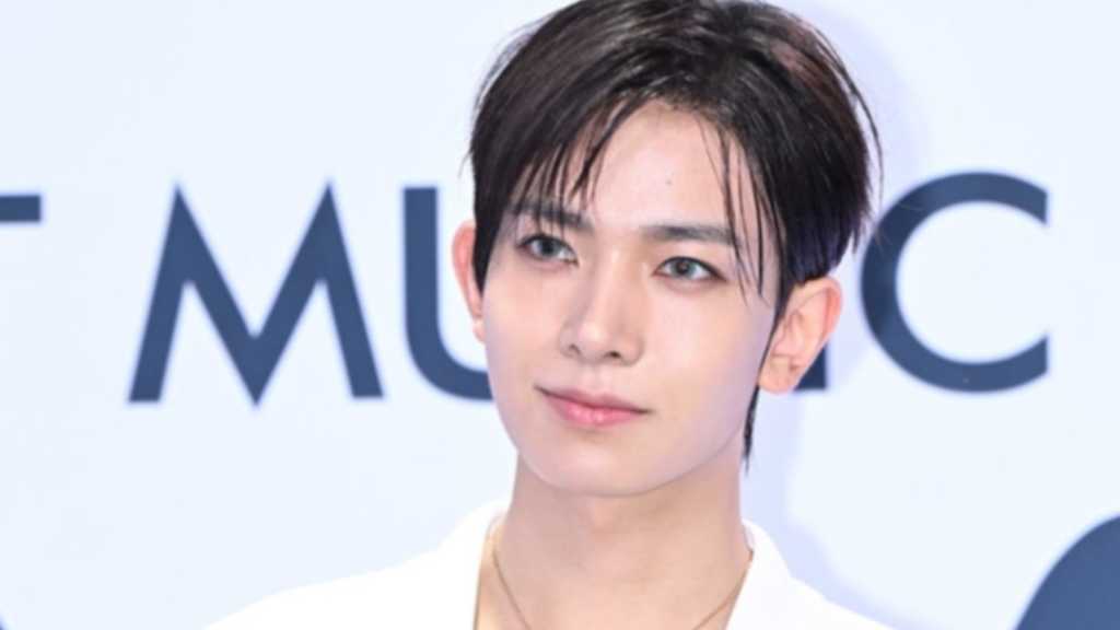 EVAN appeared on the red carpet at the 2026 THE FACT MUSIC AWARDS in Busan, where many top artists gathered for the ceremony.