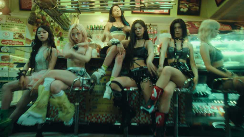 NMIXXが新曲「TIC TIC（Feat. Pabllo Vittar）」のMVを公開。ブラジルの魅力を背景に、音楽シナジーを発揮した。