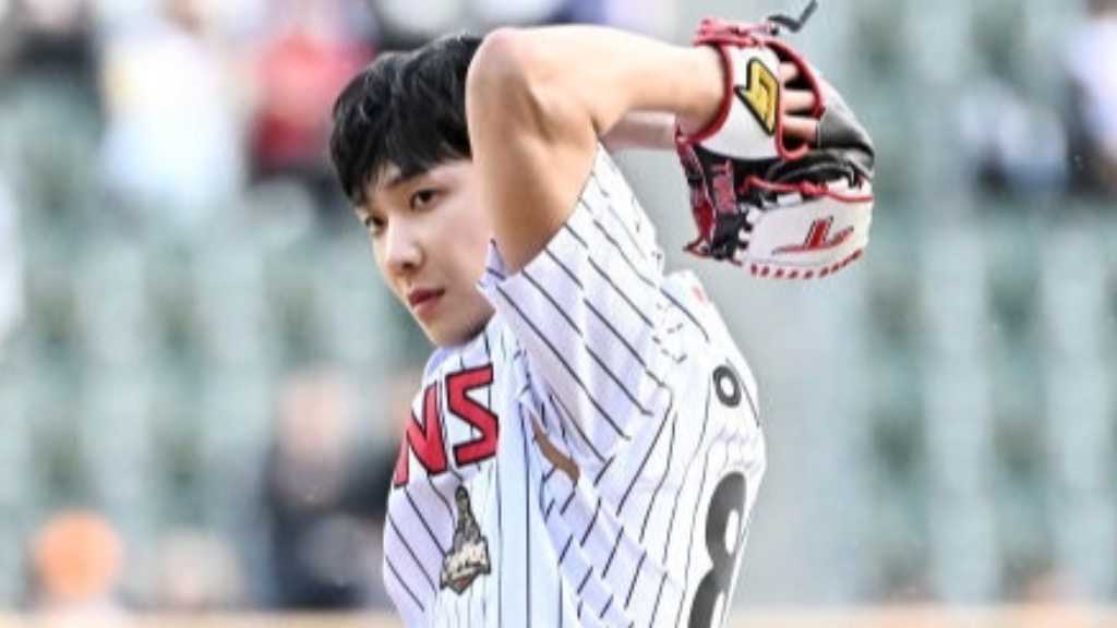 イ・ジュンが始球式に参加し、バン・ヒョリンやSF9のインソンと共にイベントに出席した。